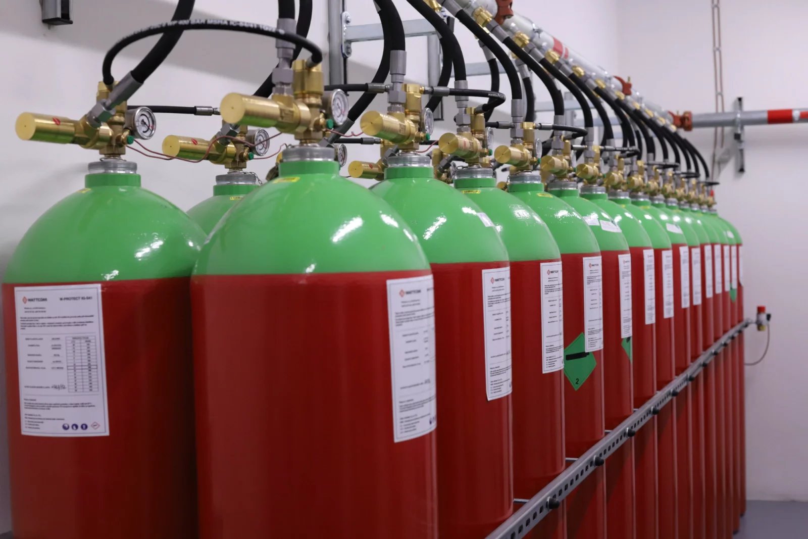 Rozvodny mají vlastní nízkotlaký hasicí systém vybavený plynem Novec 1230. Ve zbytku datacentra se případné požáry hasí vysokotlakým systémem s inertním plynem (směs argonu, dusíku a oxidu uhličitého).