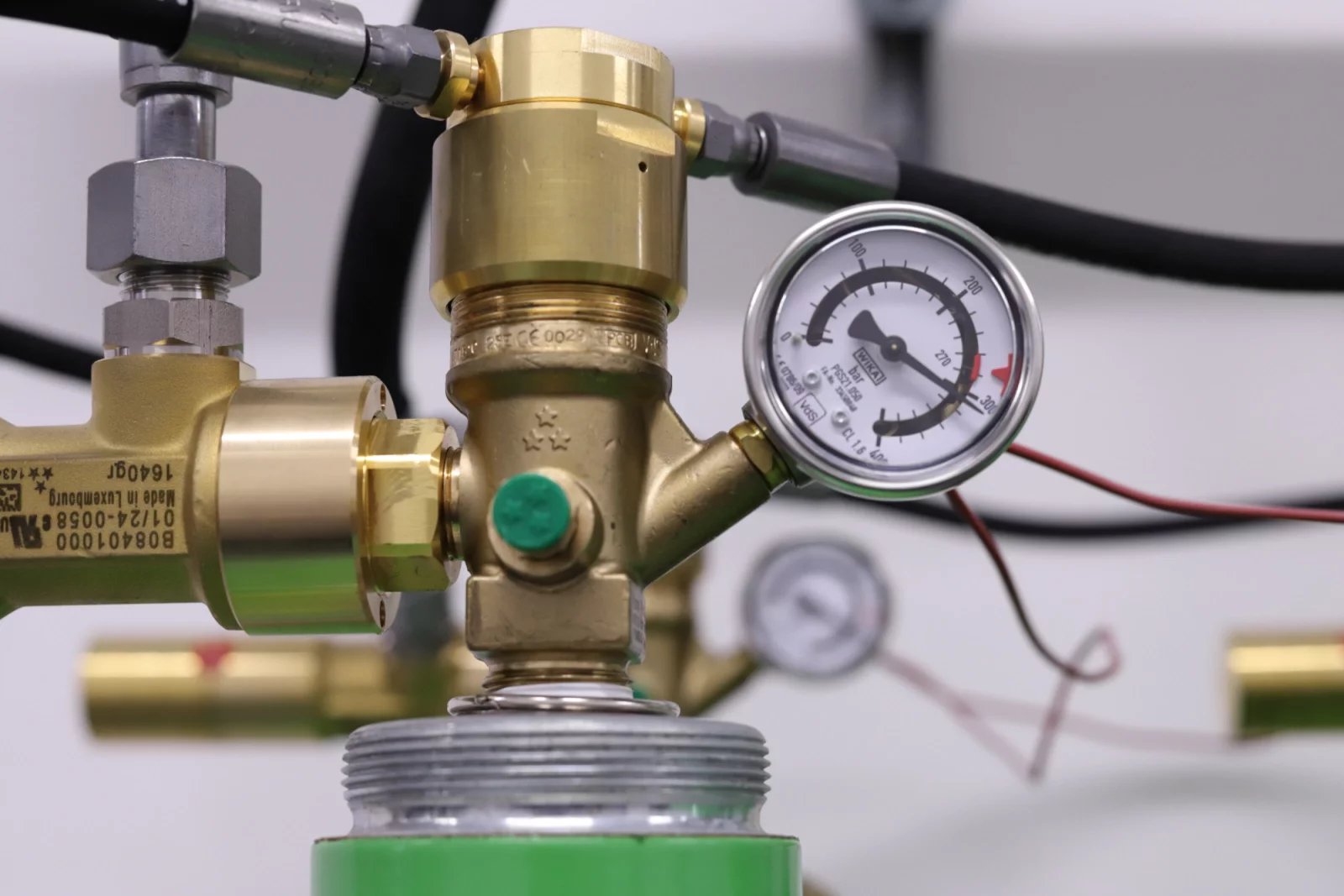 Kromě klasických kouřových čidel nad situací v datacentru bdí systém laserové detekce požárů. Ten zjednodušeně řečeno laserovým paprskem analyzuje, jestli se ve vzduchu nenacházejí částice kouře. Tento systém má asi desetkrát vyšší citlivost než lidský čich.