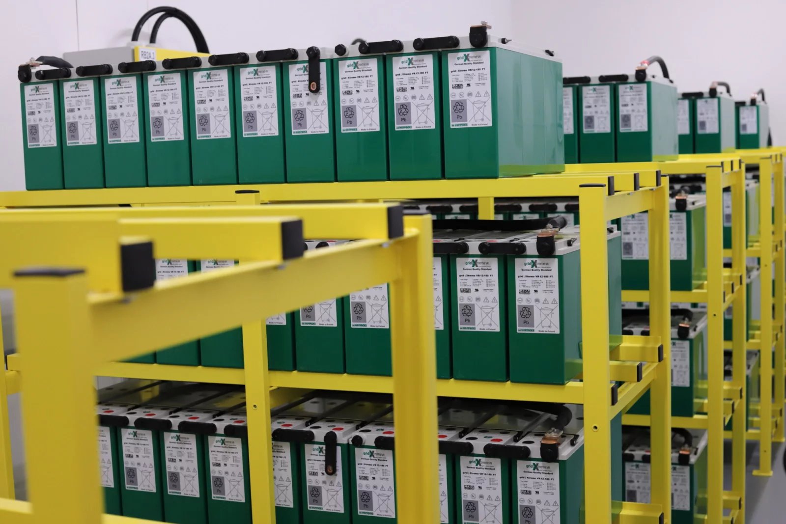 Záložní baterie. Každý stojan má 200 kW.