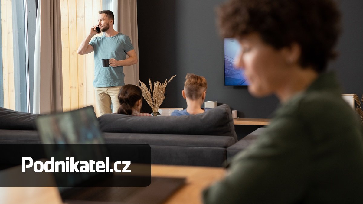 V jedné domácnosti tři mobily, počítač i televize. Kolik nově zaplatíte na poplatcích?