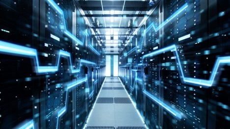 Obří boom AI a datových center odhalil slabinu, která může zastavit světové burzy. Firmy investují miliardy, aby takovému scénáři předešly