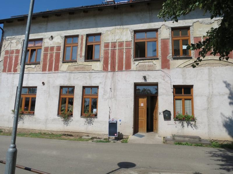 Hostinec U Přívozu, Kunětice - Ve skladu byly  objeveny kukly hmyzu a mrtvá myš. V polici regálu se suchými potravinami a na podlaze u tohoto regálu se vyskytoval myší trus a bezprostředně vedle potravin byl umístěn jed na hlodavce. Prostory kuchyně byly pokryty zašlou mastnotou a dalšími nečistotami.