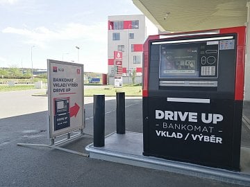 Nejnovější drive-up bankomat je v Plzni