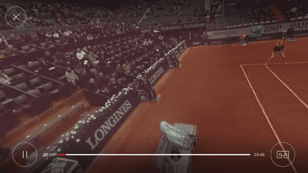 Jakmile si aplikaci nainstalujete a spustíte a naběhne utkání, stačí jen pohybovat mobilem a scéna se vám bude sama měnit. Telefon ale musí mít gyroskopické čidlo.