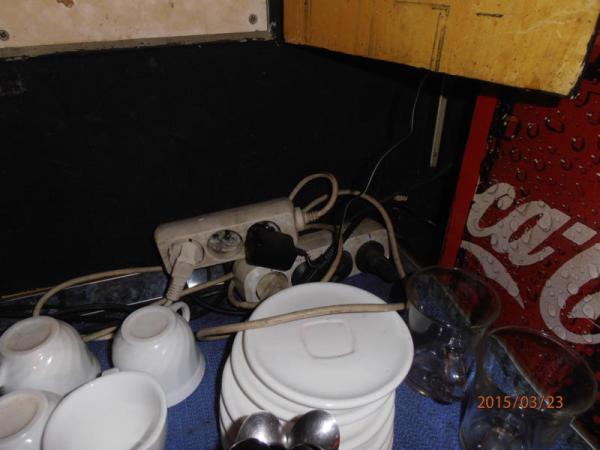 Herna bar (kontrolovaná osoba: Thi Ngoc Chau Nguyen), Dolní Dvořiště 67. V prostorách pod barem inspektoři zjistili přítomnost starých zaschlých nečistot na zařízeních a instalaci, včetně množství prachu. V lednici, kde byly skladovány chlazené nápoje, kontrola zjistila výskyt šedých kolonií plísní. V prostorech mezi barem a místností pro hrací automaty se nacházela řada věcí nesouvisejících s provozem baru, jako například hrablo na sníh, koště, odpadkové koše, nevyužité židle, papírové ručníky a podobně. Z těchto důvodů nebylo možné v místnosti udržet správnou hygienickou praxi.