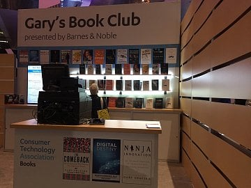 Autor: Jan Sedl?k Knížní klub Garyho Shapira propaguje čtení o technologiích a inovacích. Sám Shapiro napsal dvě knihy.