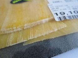 Sýr Cheddar. Kategorie: Nebezpečné potraviny. Nevyhovující parametr: plísně okem viditelné. Na povrchu potraviny se vyskytovala plíseň. Při kontrole nebyly zjištěny nevyhovující teploty skladování tohoto výrobku. Výrobek neměl prošlé datum použitelnosti. Výrobce: AHOLD Czech Republic, a.s. Místo kontroly: AHOLD Czech Republic, a.s., Brno