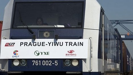 Náhledový obrázek - Křišťál, pivo, autodíly. Z Prahy vyjel první přímý nákladní vlak do Číny