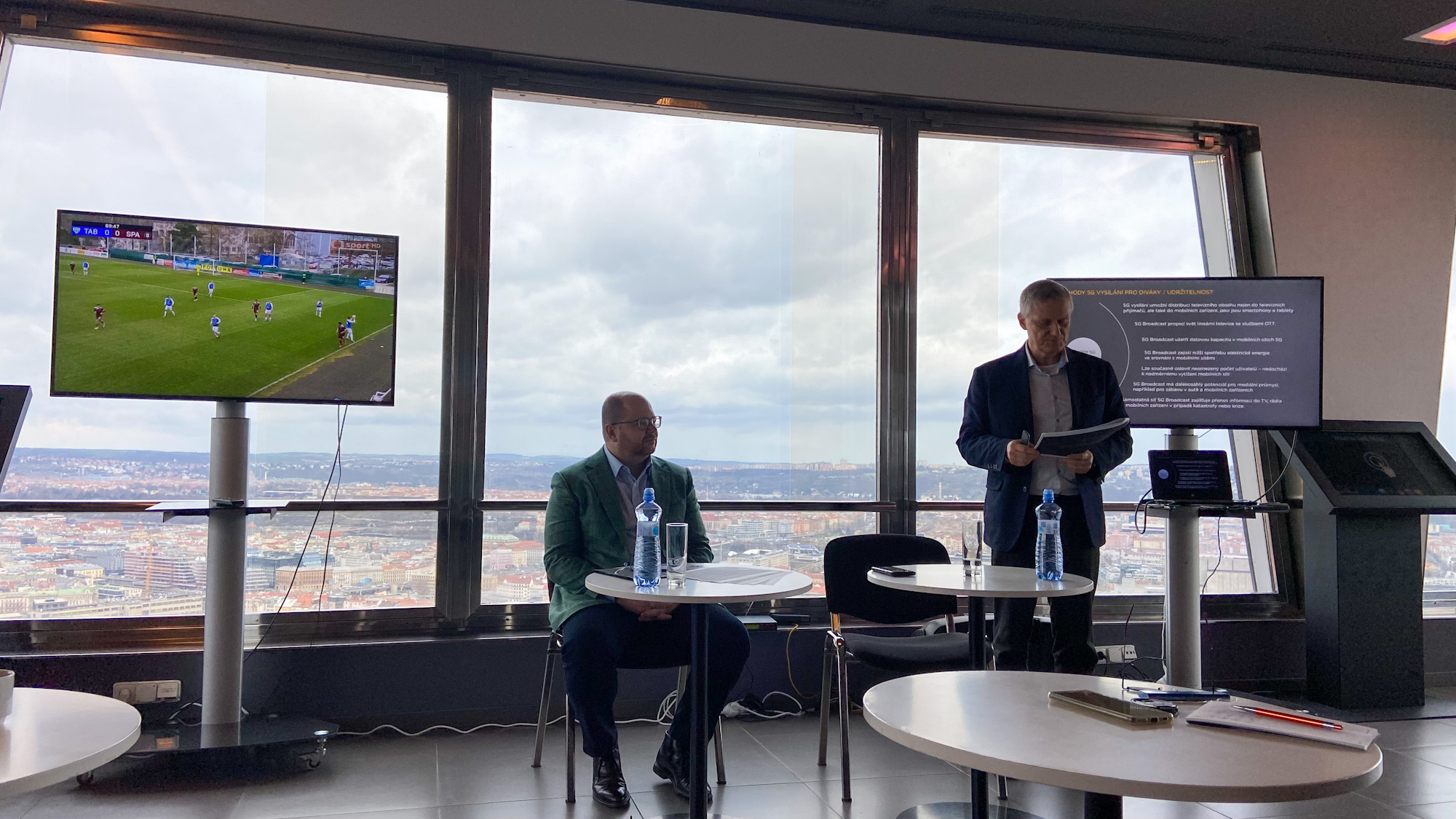 Vít Vážan a Marcel Procházka z Českých radiokomunikací představují vysílání v 5G
