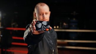Streamer Agraelus drží v ruce platební kartu podle vlastního designu, vytvořenou pro Komerční banku.