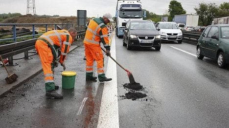 Náhledový obrázek - Silnice jsou po zimě plné děr, povinné ručení vám ale k úhradě škod nepomůže