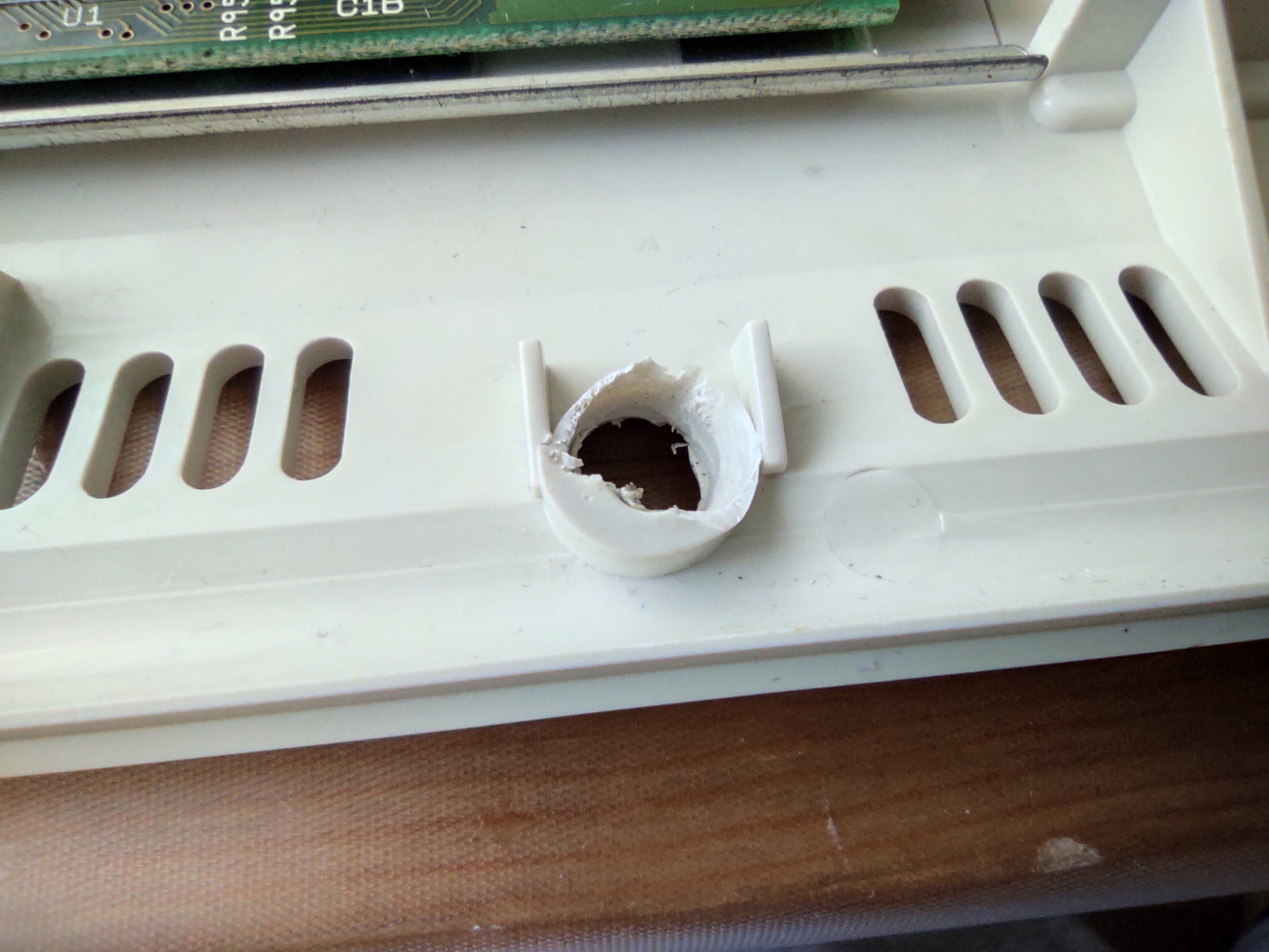 Vymleté uchycení šroubu. Prozatím nechávám neopraveno, ještě jsem neujasnil metodu.