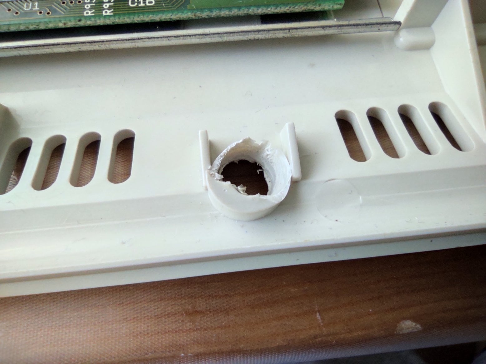 Vymleté uchycení šroubu. Prozatím nechávám neopraveno, ještě jsem neujasnil metodu.