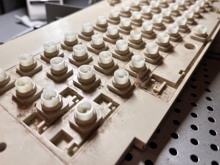 Autor: Michal Tauchman, podle licence: <a href="http://creativecommons.org/licenses/by-sa/4.0/deed.en">CC BY-SA 4.0</a> Nepořádek schovávající se pod klávesami.