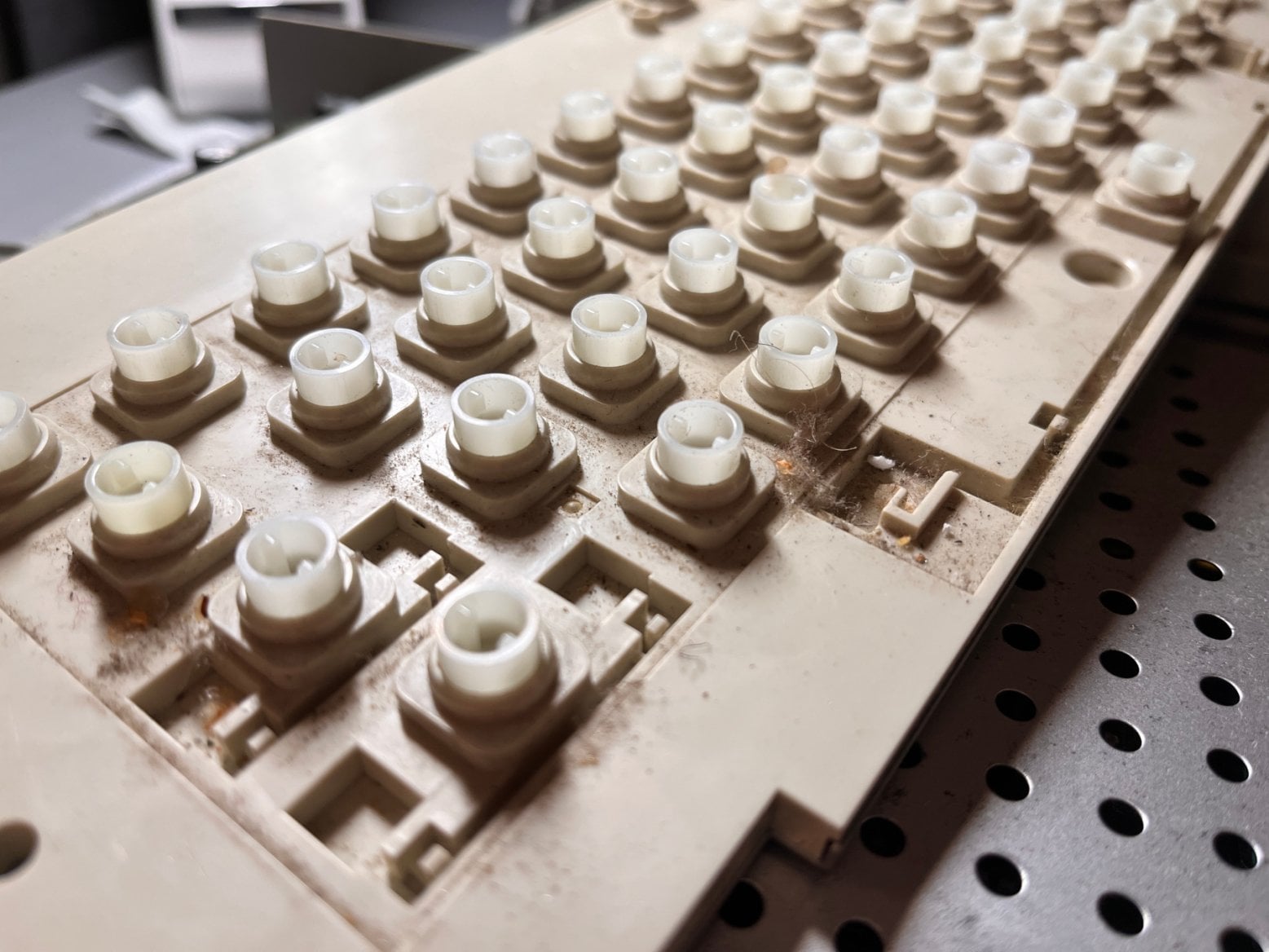 Nepořádek schovávající se pod klávesami.