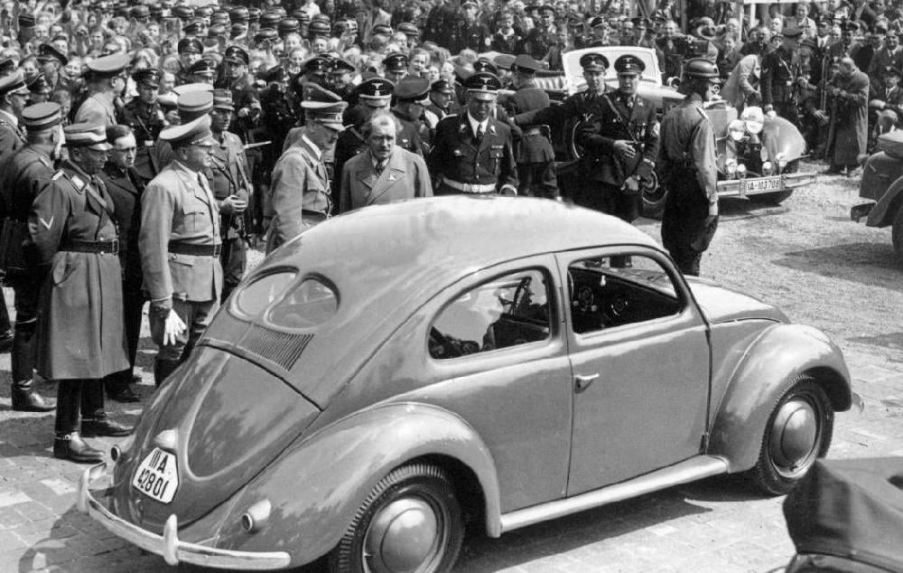 Za časů Třetí říše: za KdF v civilu Ferdinand Porsche, vlevo od něj kancléř Adolf Hitler. „Lidový vůz“ má zatím nakročeno k úspěchu, chmurná budoucnost je ještě za obzorem…