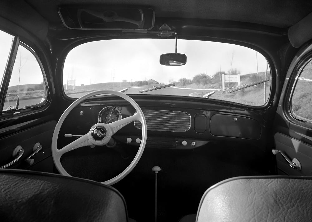 Modelový ročník 1954 stále nabízel jen uhlazenější a zmodernizovanou formu toho, co mělo přijít ve velké sérii počátkem čtyřicátých let. Elegantní volant a světlé plasty jsou ovšem dokladem poválečné doby