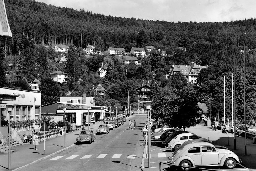 Pohlednice z německých (i jiných evropských) měst si bez malých VW nedovedeme představit…