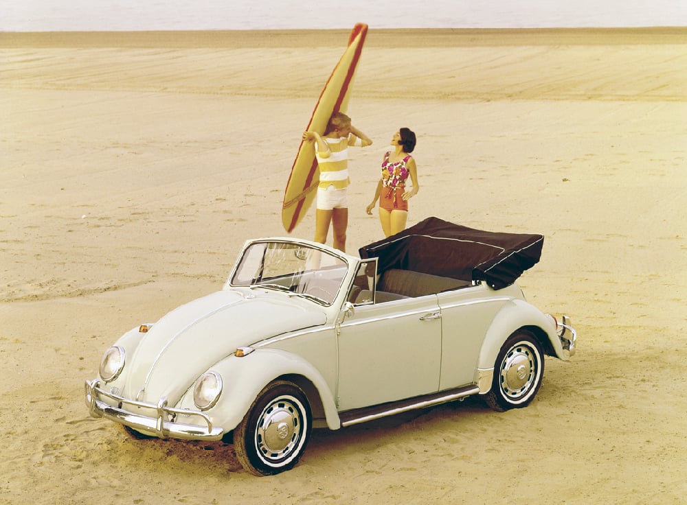 Kabriolet Volkswagen (ročník 1966) byl populární v Americe a měl typickou tamní výbavu včetně pneumatik s bílým proužkem