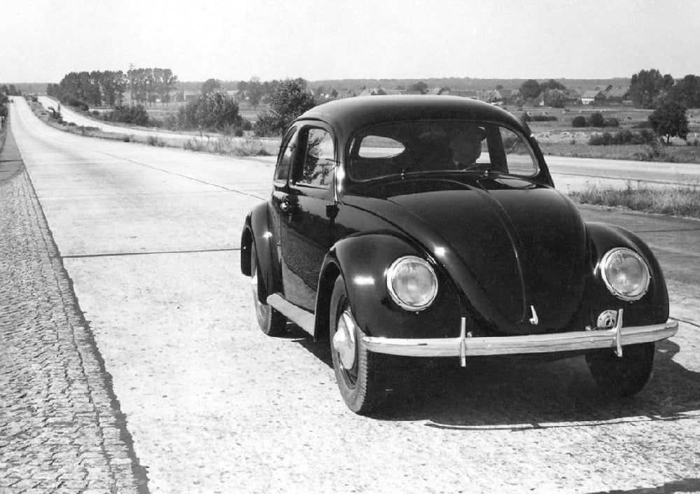 Zcela prázdné byly německé autostrády v roce 1947, kdy se tady představuje „brouk“ v exportním provedení