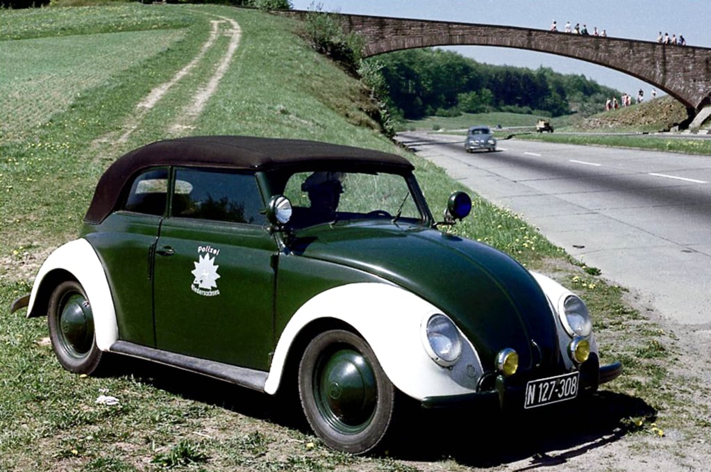 Policie byla jedním z prvních příjemců nových „brouků“. Za pozornost stojí skoro prázdná dálnice, zato ověnčená skupinami diváků