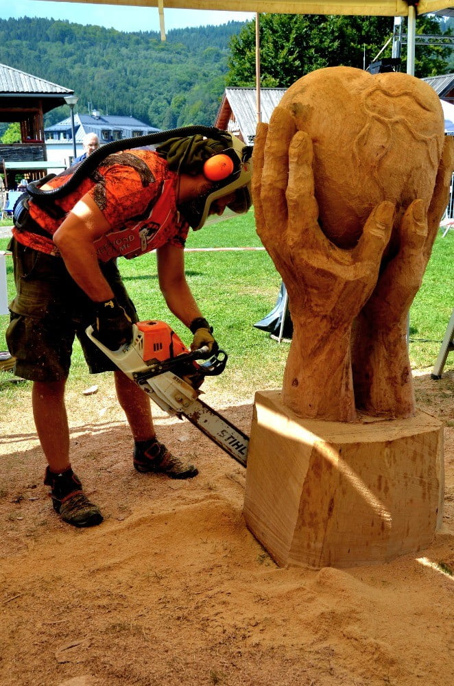 Řezbář Oldřich Pliska při práci