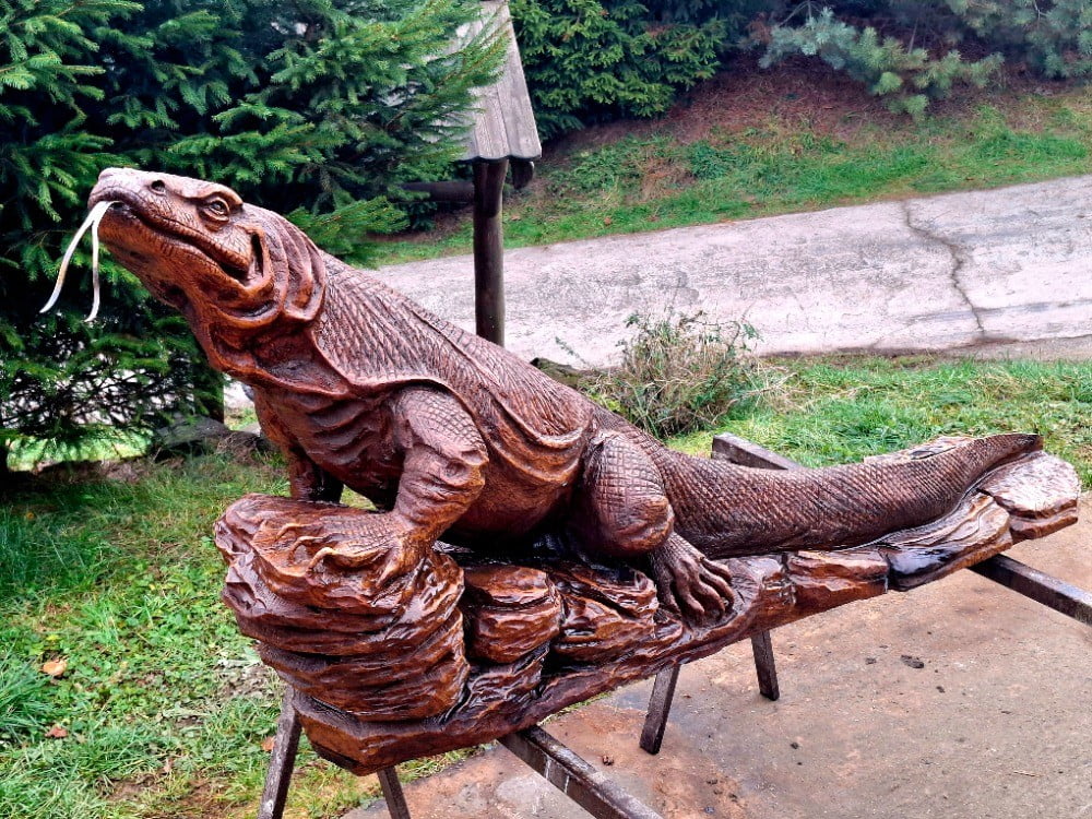 Vyřezávaný varan od řezbáře Oldřicha Plisky