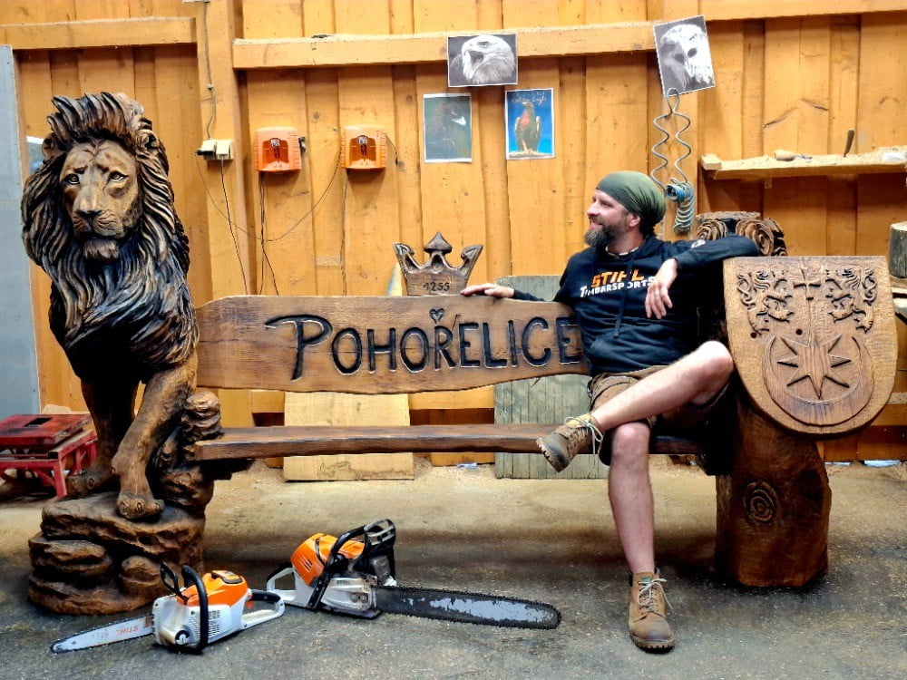 Řezbář Oldřich Pliska a jeho lavice pro obec Pohořelice