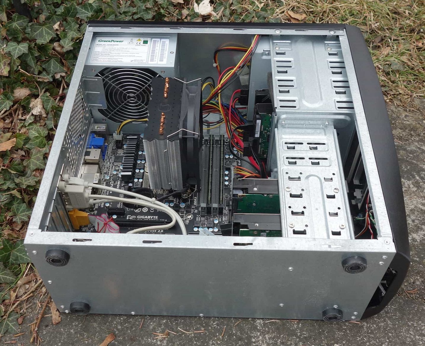 Neidentifikováná skříň z popelnice