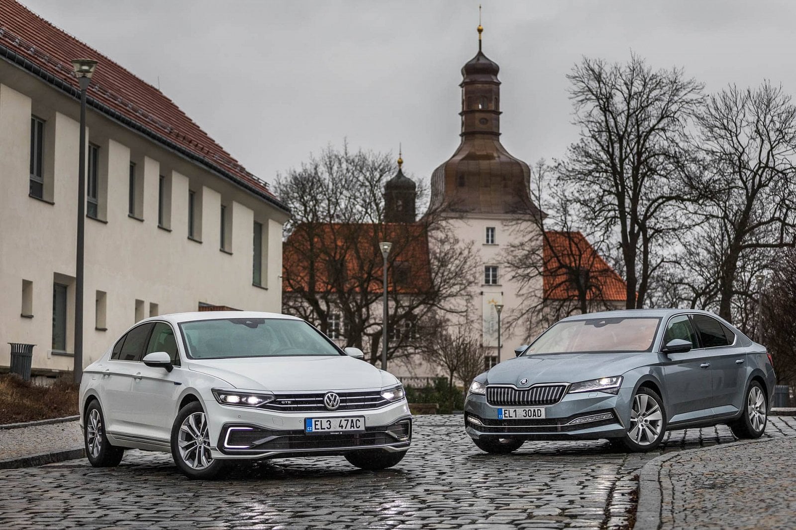2020-05-skoda-superb-iv-vs-passat-gte-25.jpg