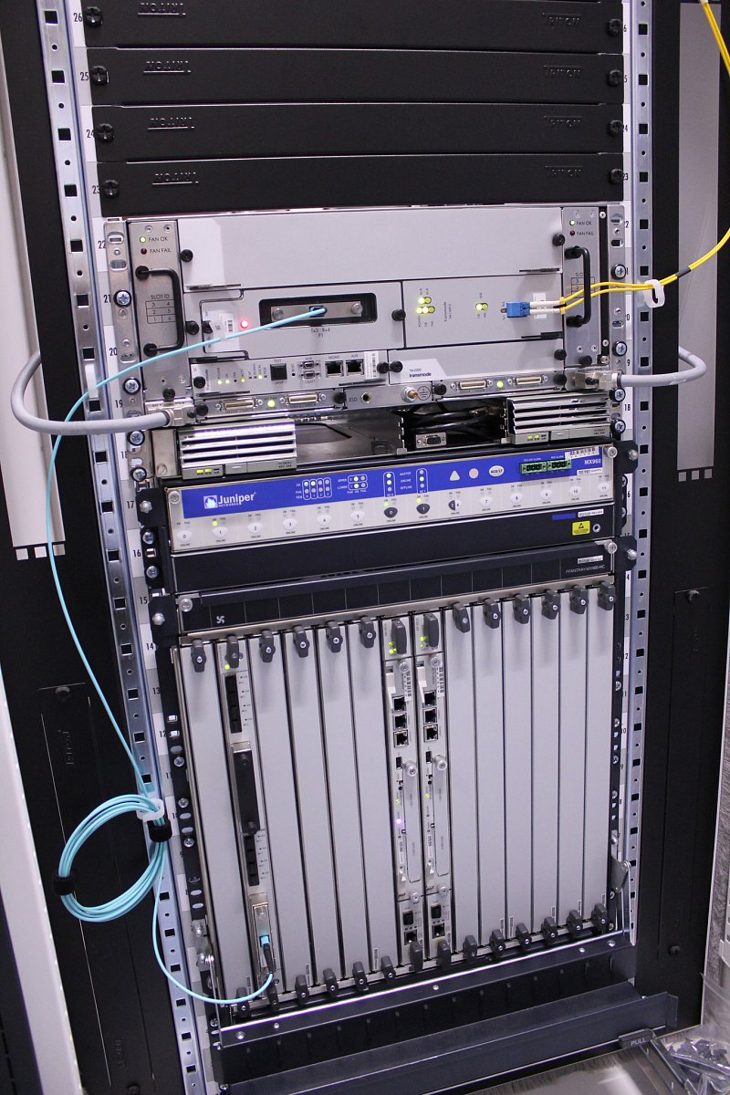 Druhá strana téhož modrého kabelu. Přes DWDM ústí v datacentru Kokura provozovaném Seznam.cz.