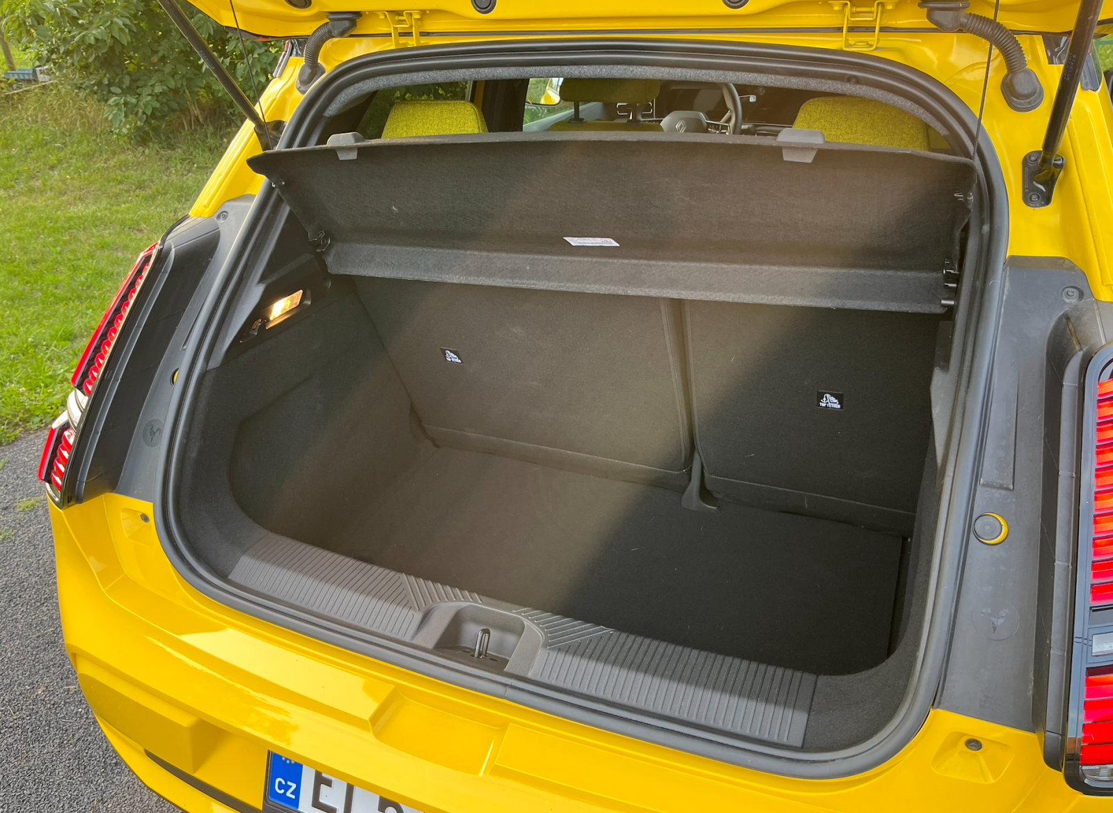 Kufr R5 má jenom. lehce přes 320 litrů.