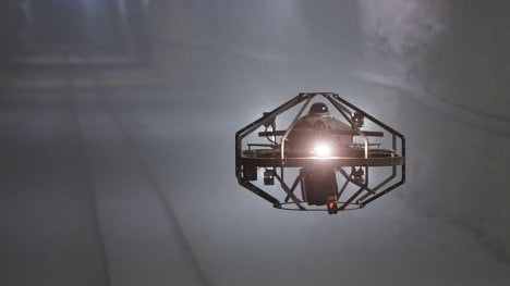 Do skladů, tunelů i technologických šachet. Česká firma představila autonomní indoor dron, který zvládne inspekce bez GPS
