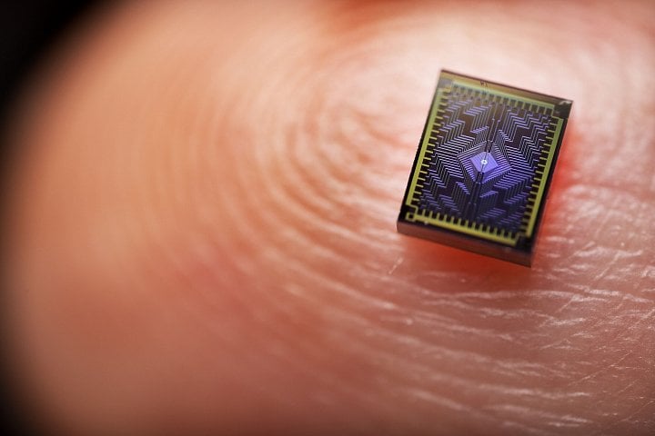 Výhoda qubitů na bázi kvantových teček je, že se jedná o velmi malé čipy. Samotná část s qubity má 50×50 nanometrů.