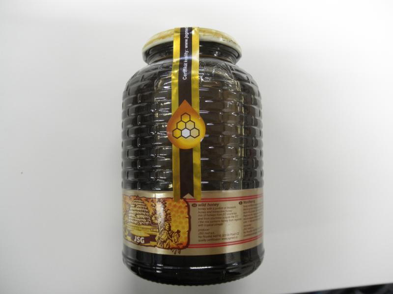 Do medu nesmí být přidány žádné jiné látky. Pokud kontrola narazí např. na nepovolený přídavek sladidel hodnotí výrobek jako falšovaný.