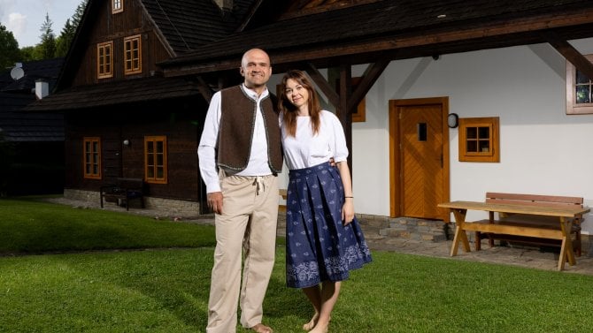 Relaxační dovolená pro podporu dlouhověkosti. Bernátek z OlaOla rozjíždí projekt Na mú dušu, nabízí ubytování ve wellness roubenkách