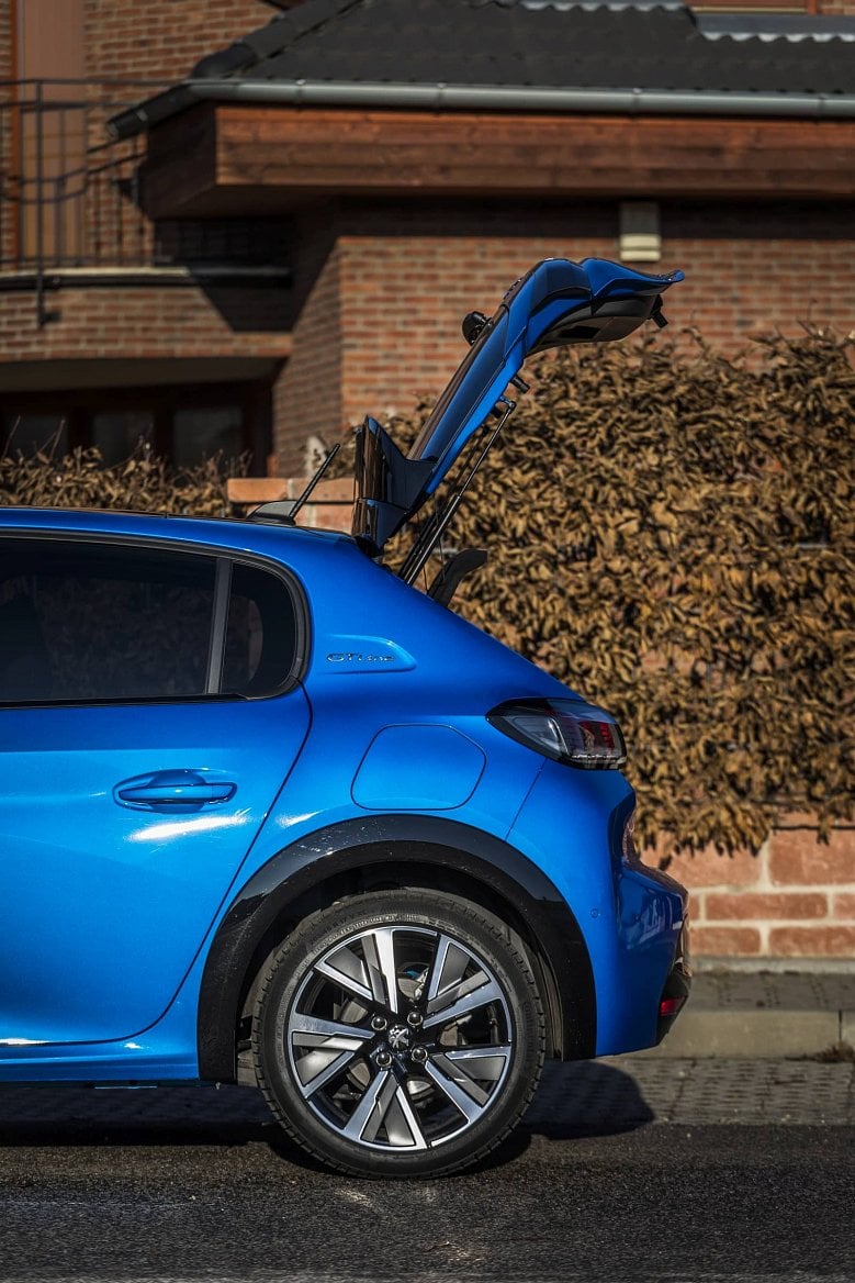 2020-01-Peugeot208033.jpg