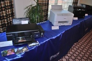 Tiskovou konferenci uspořádal Epson k příležitosti uvedení tiskáren L-100 a L-200 a l-800 vybavených technologie CISS na český trh. 