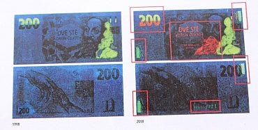 Porovnání staré a inovované emise 200Kč bankovky pod ultrafialovým světlem. Inovovaná emise má mimo jiné doplněný ornament, který připomíná knihu.