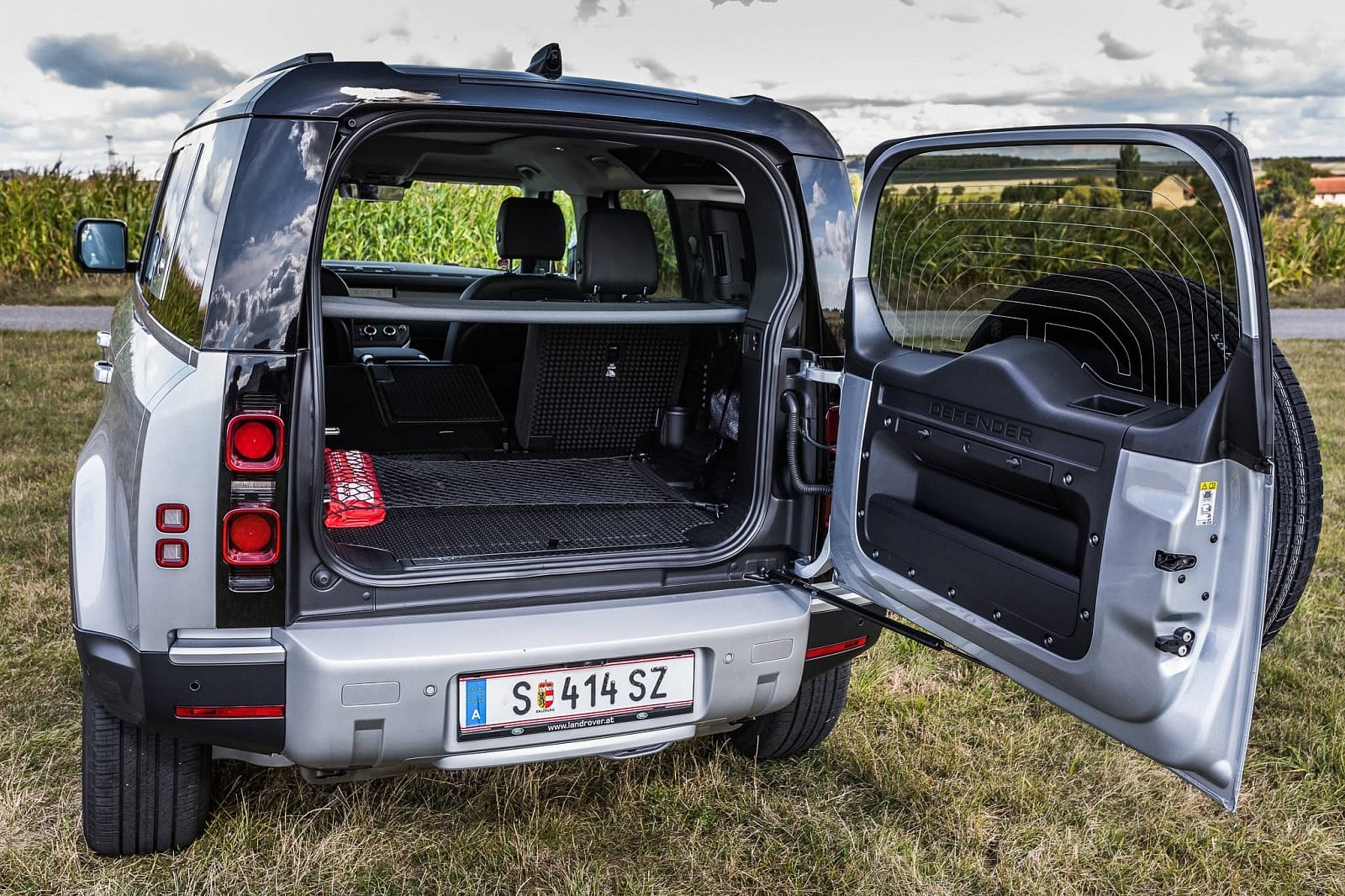 2020-10-lr-defender-a-predchudci-12.jpg