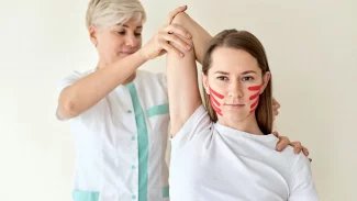 Náhledový obrázek - Tejpováním obličeje se zbavíte vrásek šetrně a přirozeně. Klíčem k úspěchu je správné nalepení