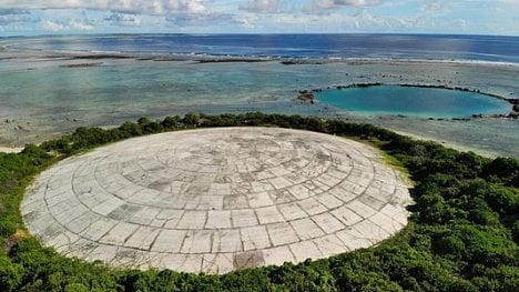 Náhledový obrázek - V Tichomoří chátrá betonová hrobka plná plutonia. Hrozí zamoření oceánu