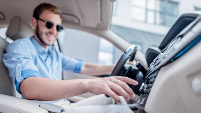 10.3.25 1*//autorádio, muž, auto, podnikatel, řidič