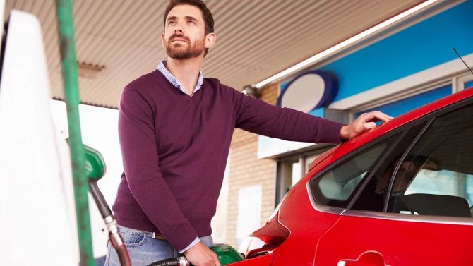 17.5.24 1*/nafta, benzin, muž, tankovat