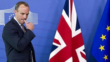 Náhledový obrázek - Zemětřesení v britské vládě. Ministr pro brexit Raab a ministryně práce McVeyová rezignovali