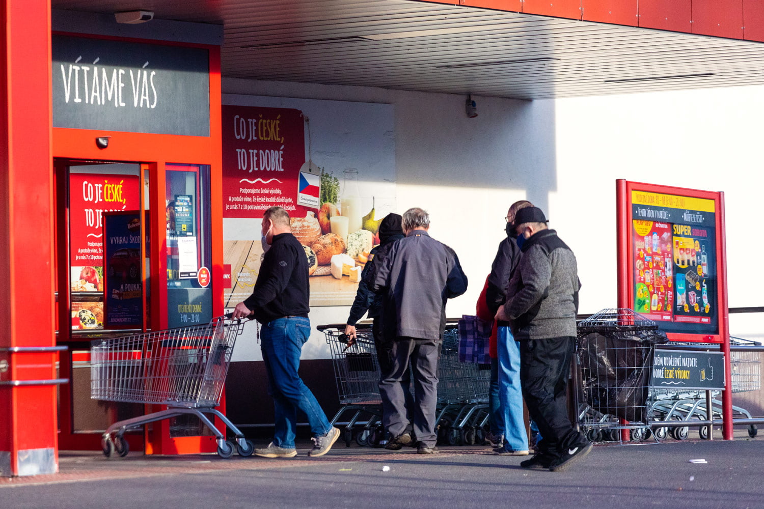 Jak to vypadá při omezení před supermarketem Penny Market.