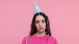Smutná žena slavící narozeniny