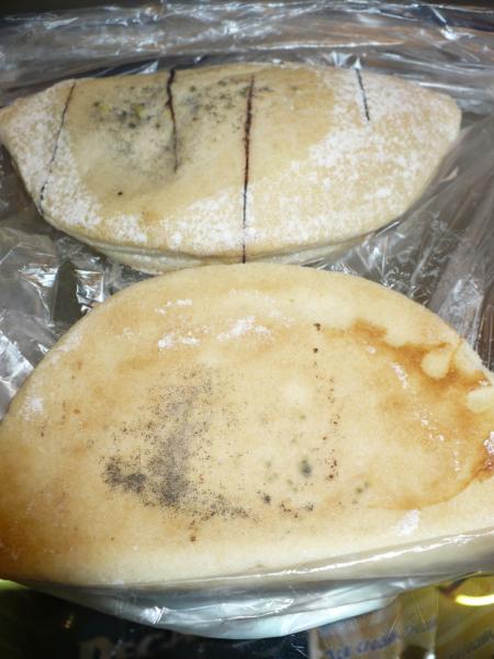 I mezi pečivem odhalila inspekce několik zástupců prokvetlých plísní