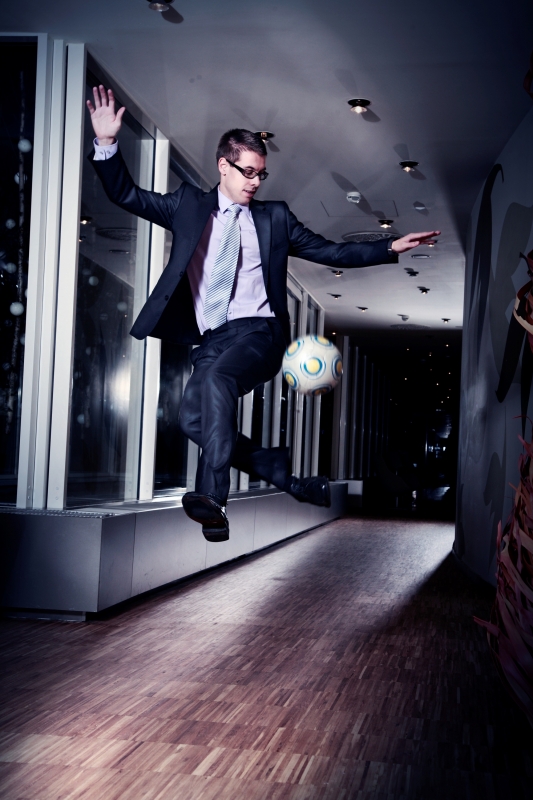 Honza Weber se živí footbagem. Vystoupení má po celém světě.