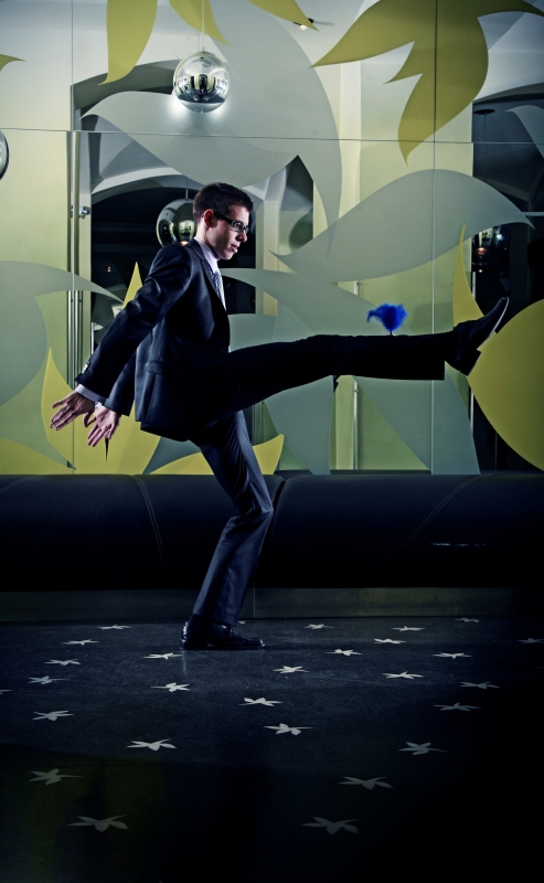 Honza Weber se živí footbagem. Vystoupení má po celém světě.